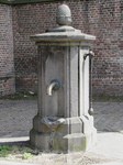871989 Afbeelding van de waterpomp aan de noordzijde van de Jacobikerk in de Waterstraat, in Wijk C te Utrecht.N.B. De ...